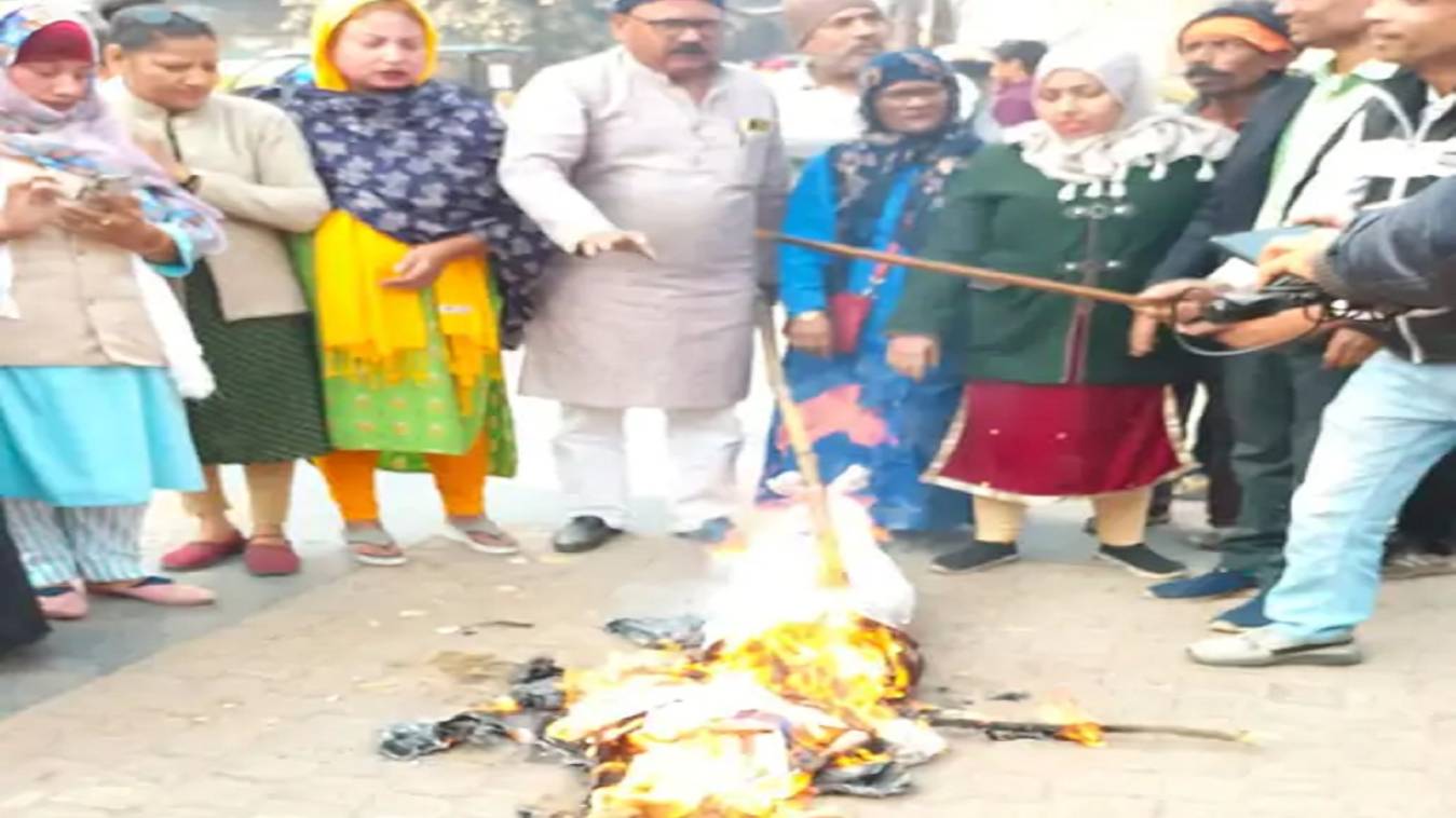 वाराणसी में मुस्लिमों ने पाकिस्तान के विदेश मंत्री का फूंका पुतला, लगाए पाकिस्तान मुर्दाबाद के नारे