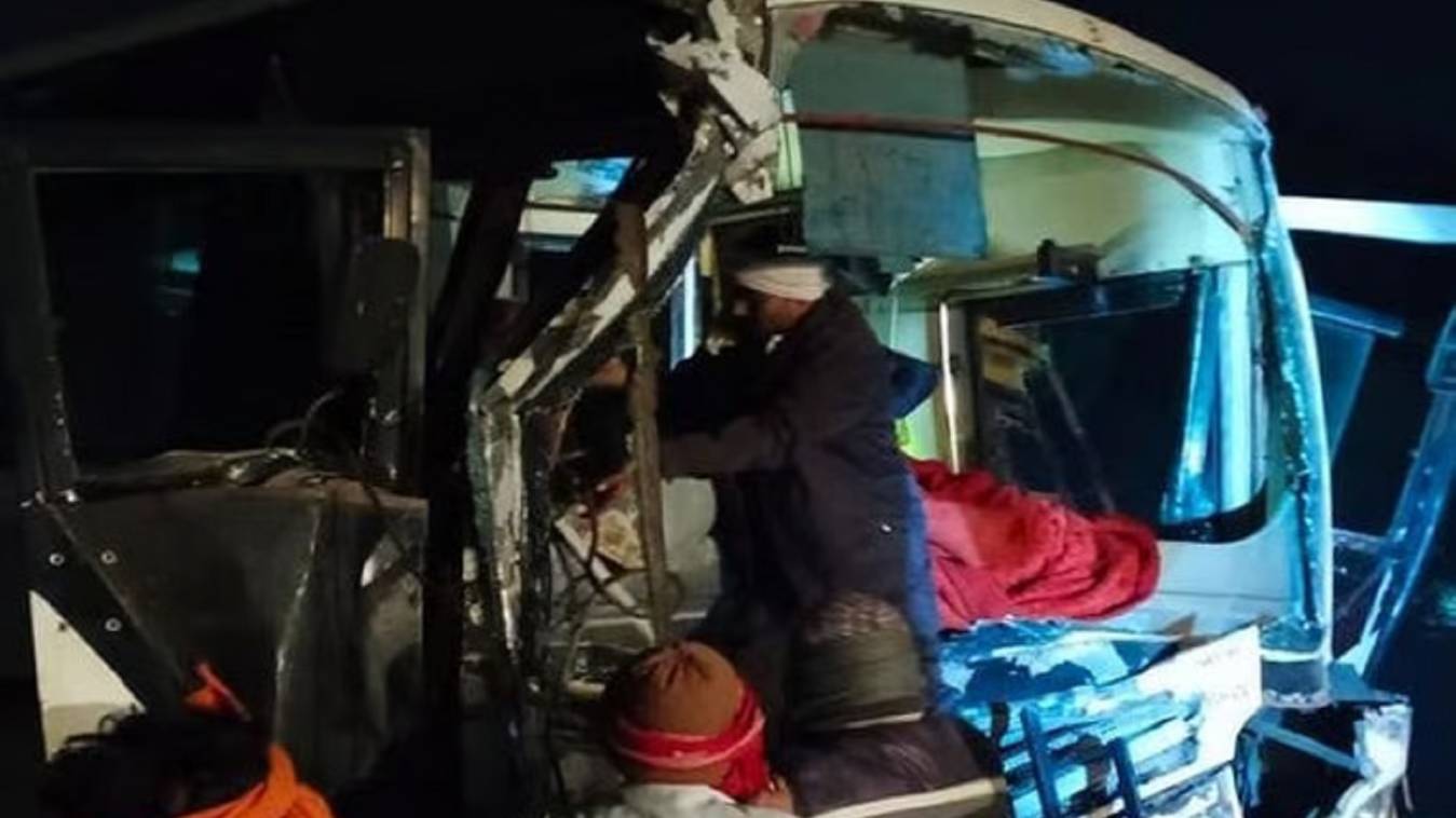 वाराणसी: महाराष्ट्र के श्रद्धालुओं की बस खड़े ट्रक से टकराई, 13 गंभीर रूप से घायल, BHU ट्रॉमा सेंटर में भर्ती