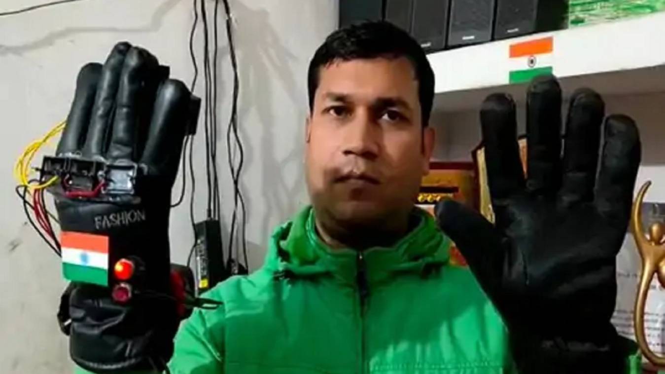 वाराणसी के टीचर ने सैनिकों के लिए बनाया स्मार्ट दस्ताना, जो दुश्मनों को देगा 10,000 वोल्ट का करंट