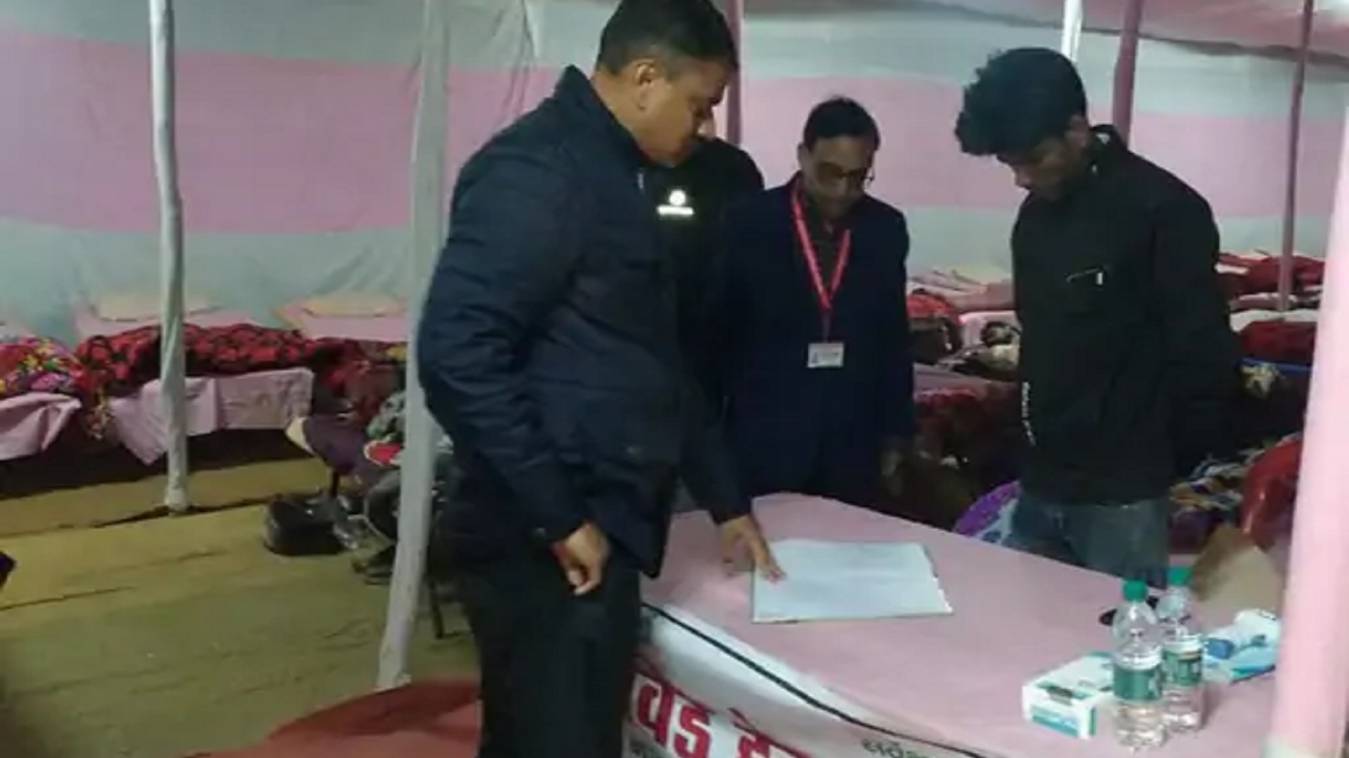 वाराणसी के डीएम ने रैनबसेरों का किया औचक निरीक्षण, बोले- सफाई के साथ मच्छरों से बचाव की करें व्यवस्था