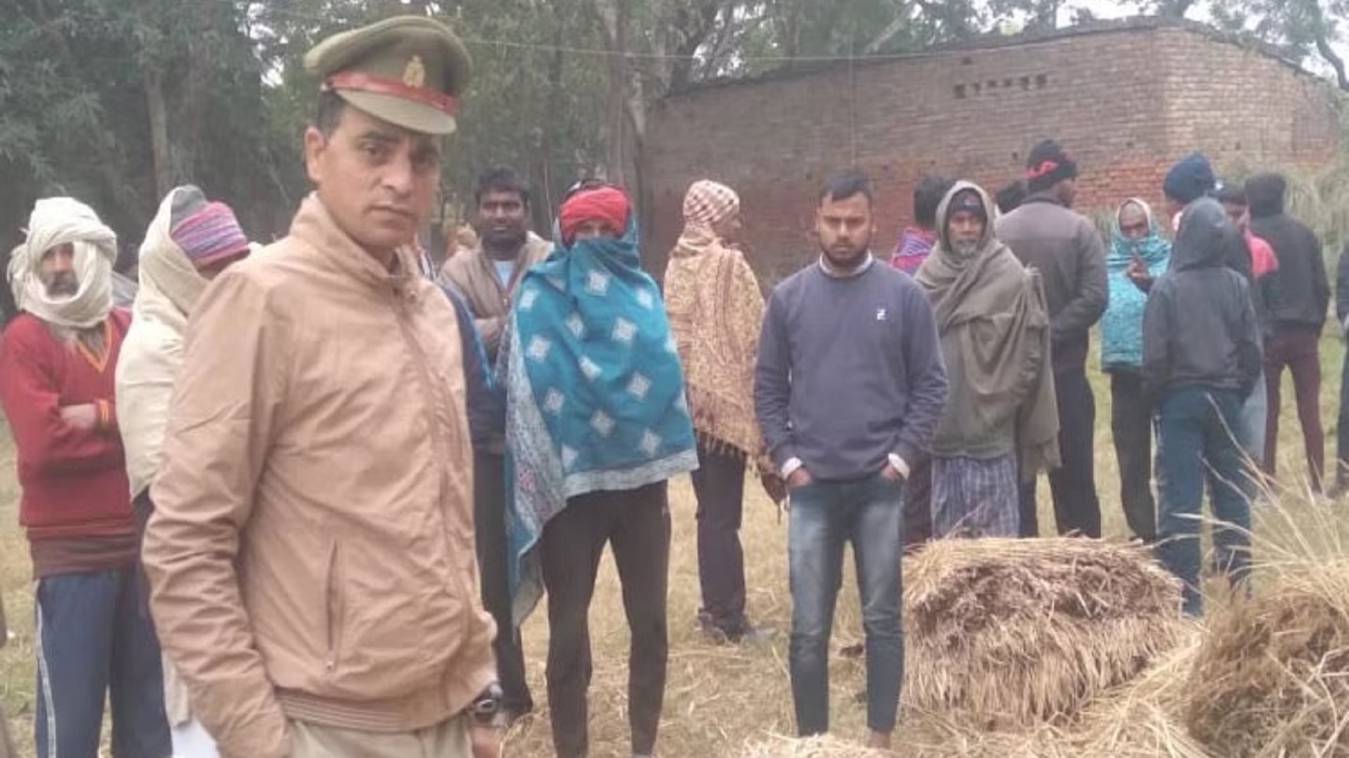 बलिया में पुआल की ढेर में मिला क्षत-विक्षत शव, अंगों को नोच रहे थे कुत्ते