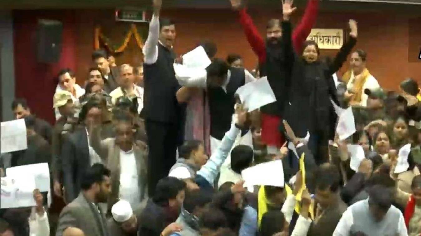 Delhi Mayor Election: सिविक सेंटर में BJP और AAP पार्षदो में हाथापाई, कई चोटिल 