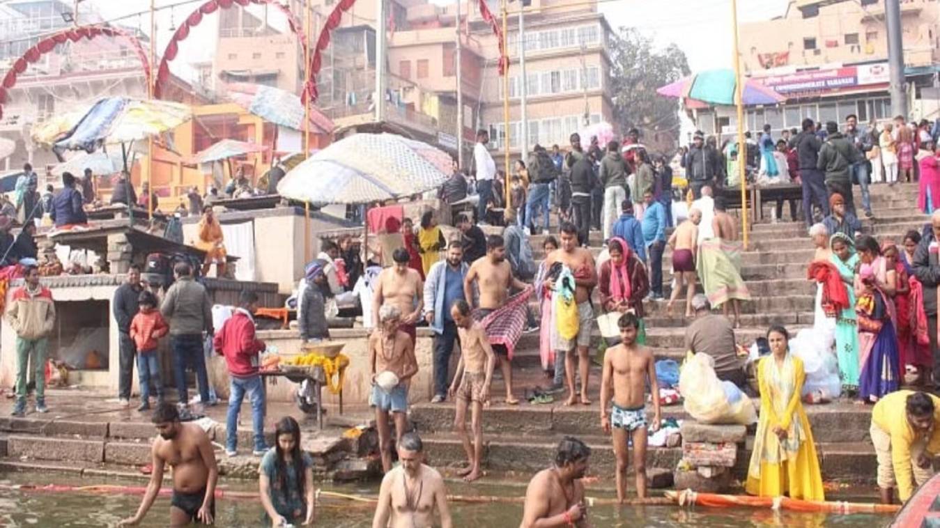 पौष पूर्णिमा स्नान के साथ शुरू हुई माह पर्यंत माघी डुबकी के विधान, वाराणसी में गंगा घाटों पर पहुंचे श्रद्धालु