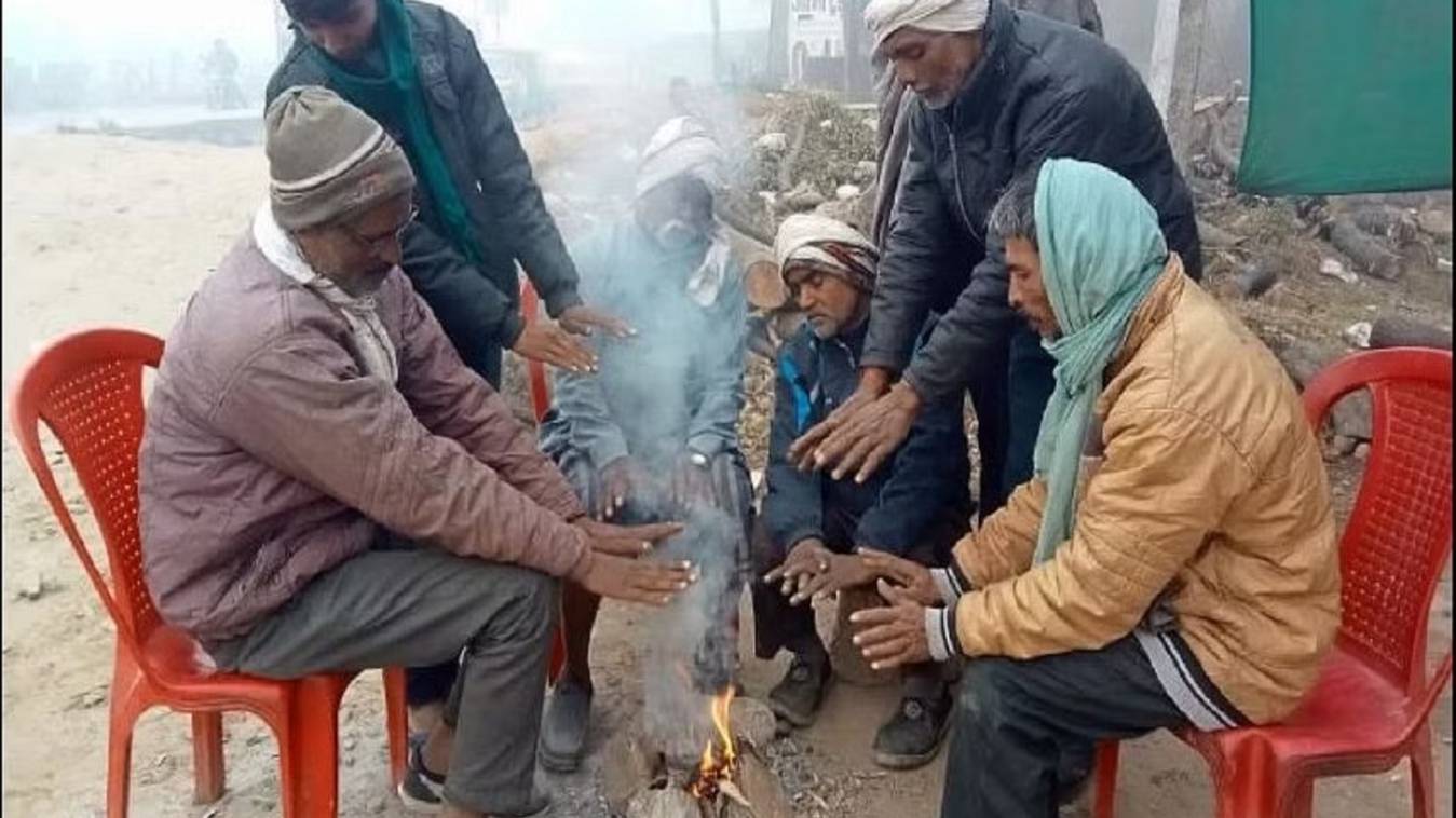 वाराणसी में ठंड और शीतलहर का कहर जारी,11 KMPH की रफ्तार से चल रही हवाएं