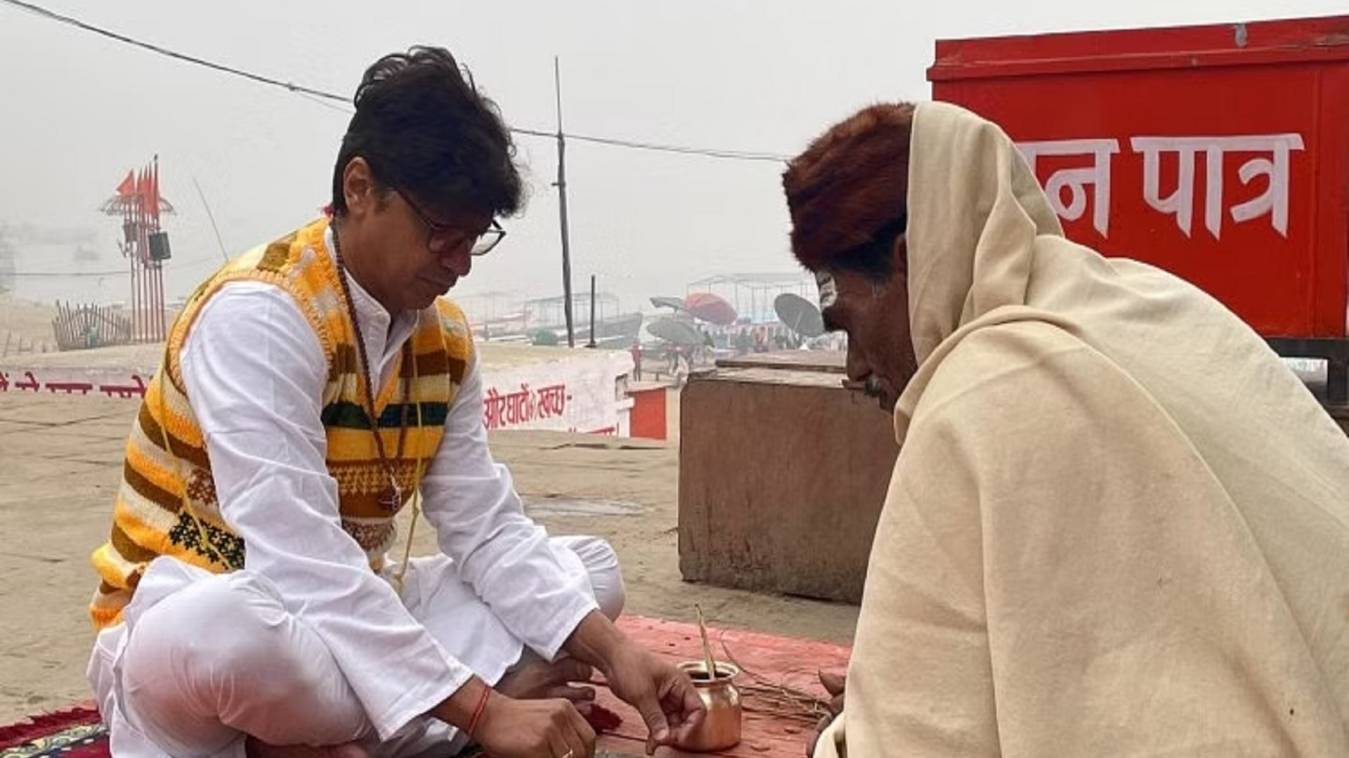 वाराणसी पहुंचे फिल्म इंडस्ट्री के फेमस सिंगर शान, अस्सी घाट पर अपनी मां का किया श्राद्ध 