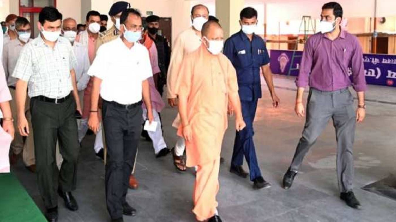 बनारस पहुंचे सीएम योगी टेंट सिटी का लेंगे जायजा 