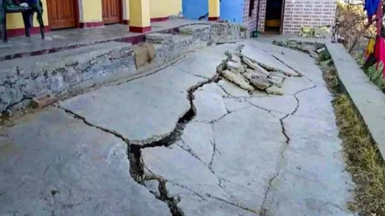 जोशीमठ भू-धंसाव पर पीएम मोदी ने सीएम धामी से फोन पर की बात, हालात का लिया जायजा