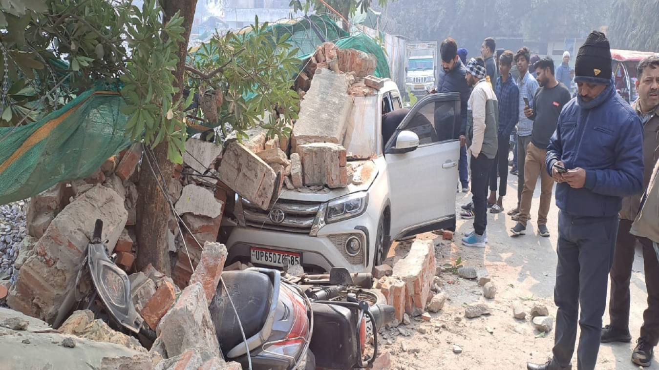 सिगरा स्टेडियम की दीवार ढही, दर्जनों गाड़ियां क्षतिग्रस्त