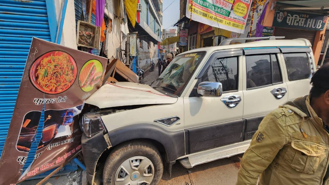 संकटमोचन मोड़ पर दीवार से टकराई स्कॉर्पियो