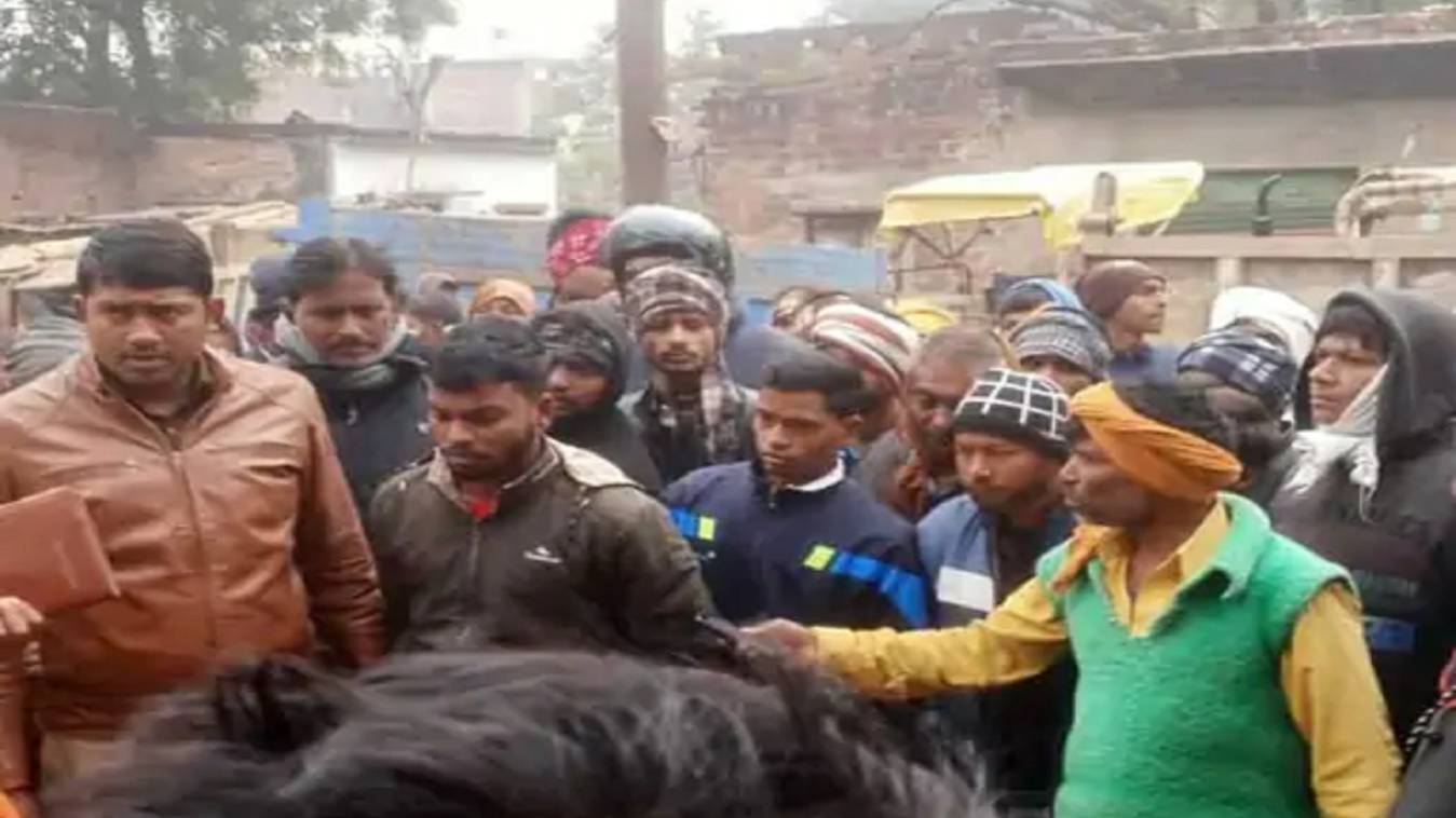 राजातालाब में राजगीर मिस्त्री की ट्रैक्टर के धक्के से मौत