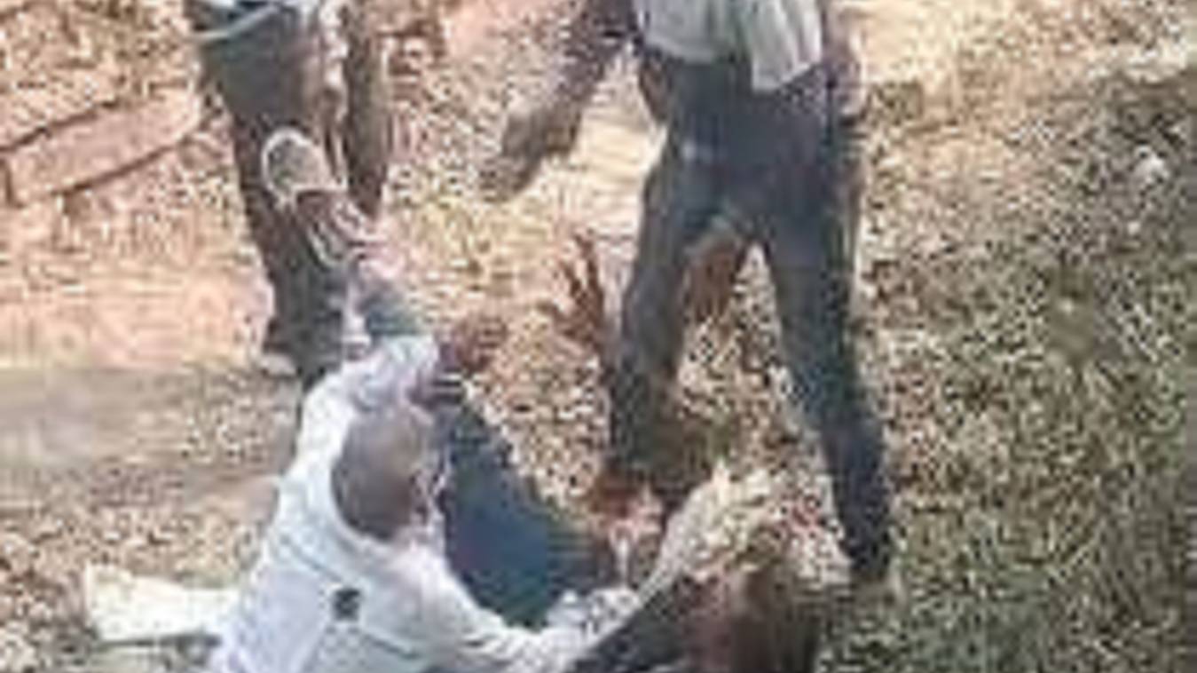 पिता-पुत्र को बांधकर सरेआम चप्पलों से पीटा, वीडियो वायरल 