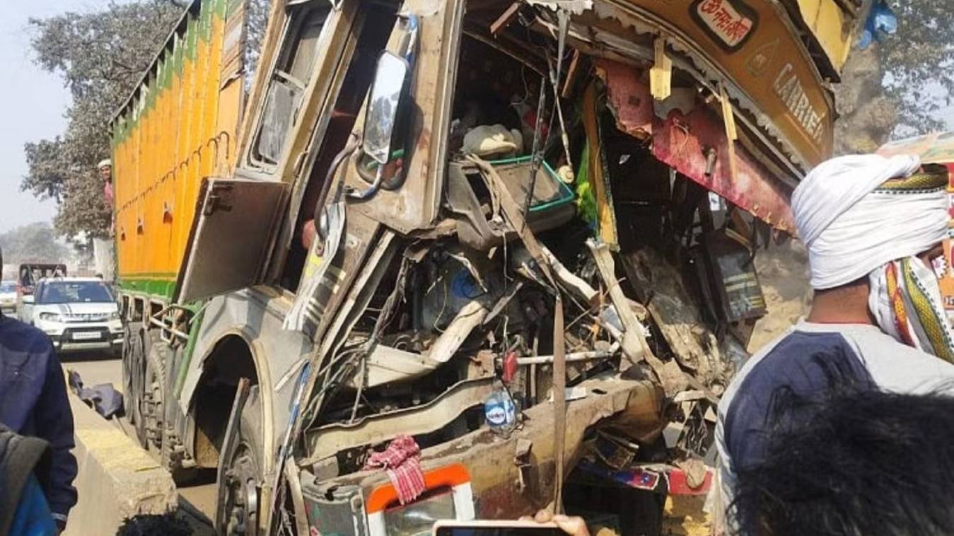 ट्रक-ट्रेलर की आमने-सामने की जोरदार टक्कर, ट्रेलर चालक इंजन लेकर फरार