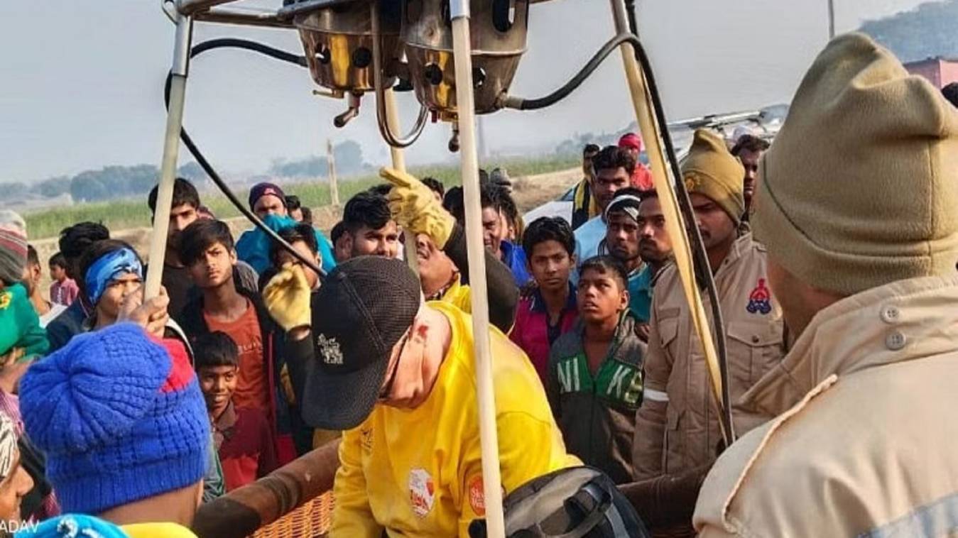 Varanasi Balloon Festival: तीन हॉट एयर बैलून की इमरजेंसी लैंडिंग, काशी से पहुंचे चंदौली
