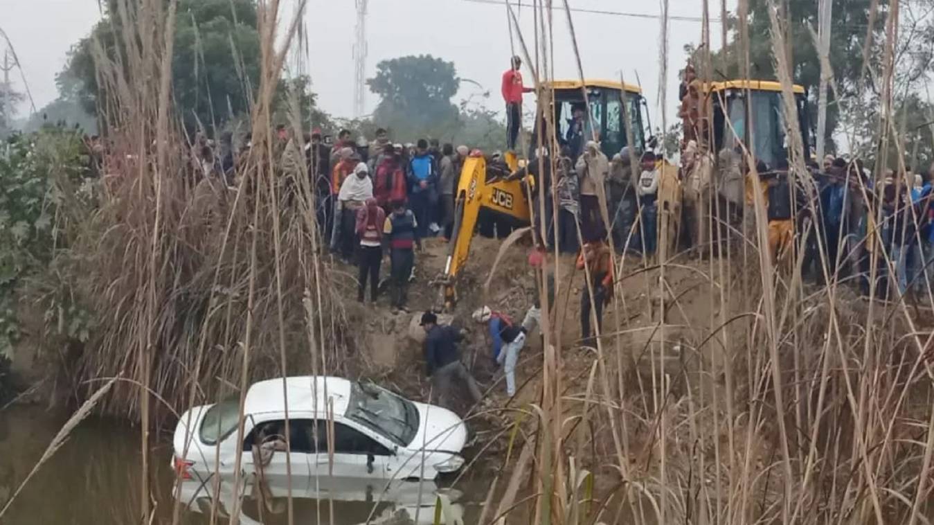 Road Accident: हापुड़ में अनियंत्रित कार तालाब में गिरी, चार लोगों की मौत