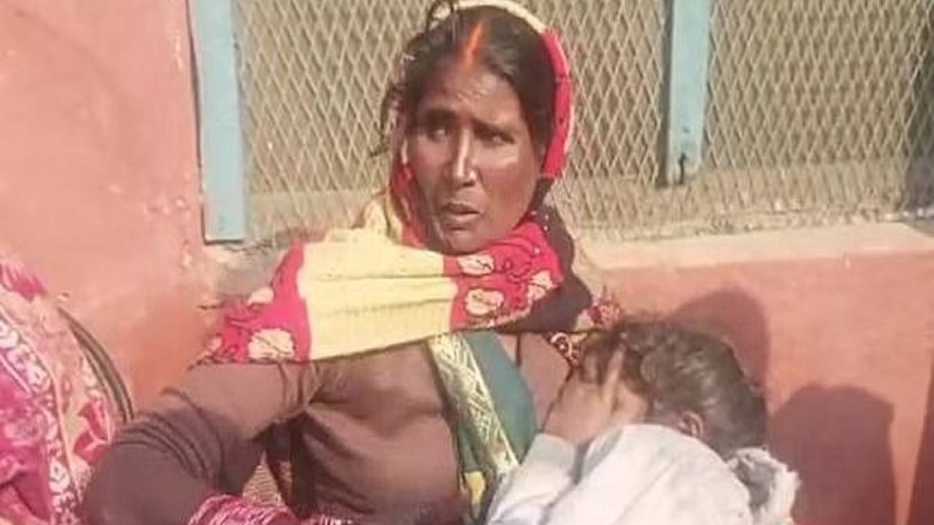 सड़क किनारे बस का इंतजार कर रहे चार लोगों को स्कॉर्पियो ने रौंदा, दो की मौत चार