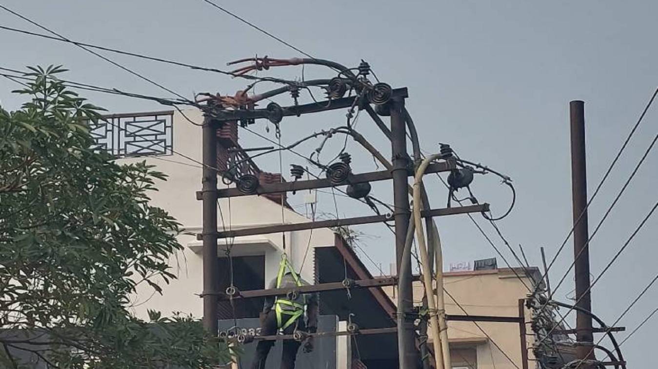करंट लगने के बाद पोल पर लटकता रहा लाइन मैन, पापुलर अस्पताल में कराया गया भर्ती 