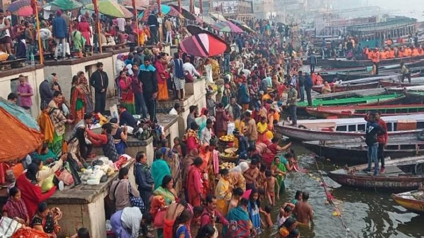 Mauni amavasya 2023: काशी में मौनी अमावस्या पर ठंड और बारिश के बीच मौन होकर श्रद्धालुओं ने गंगा में किया स्नान