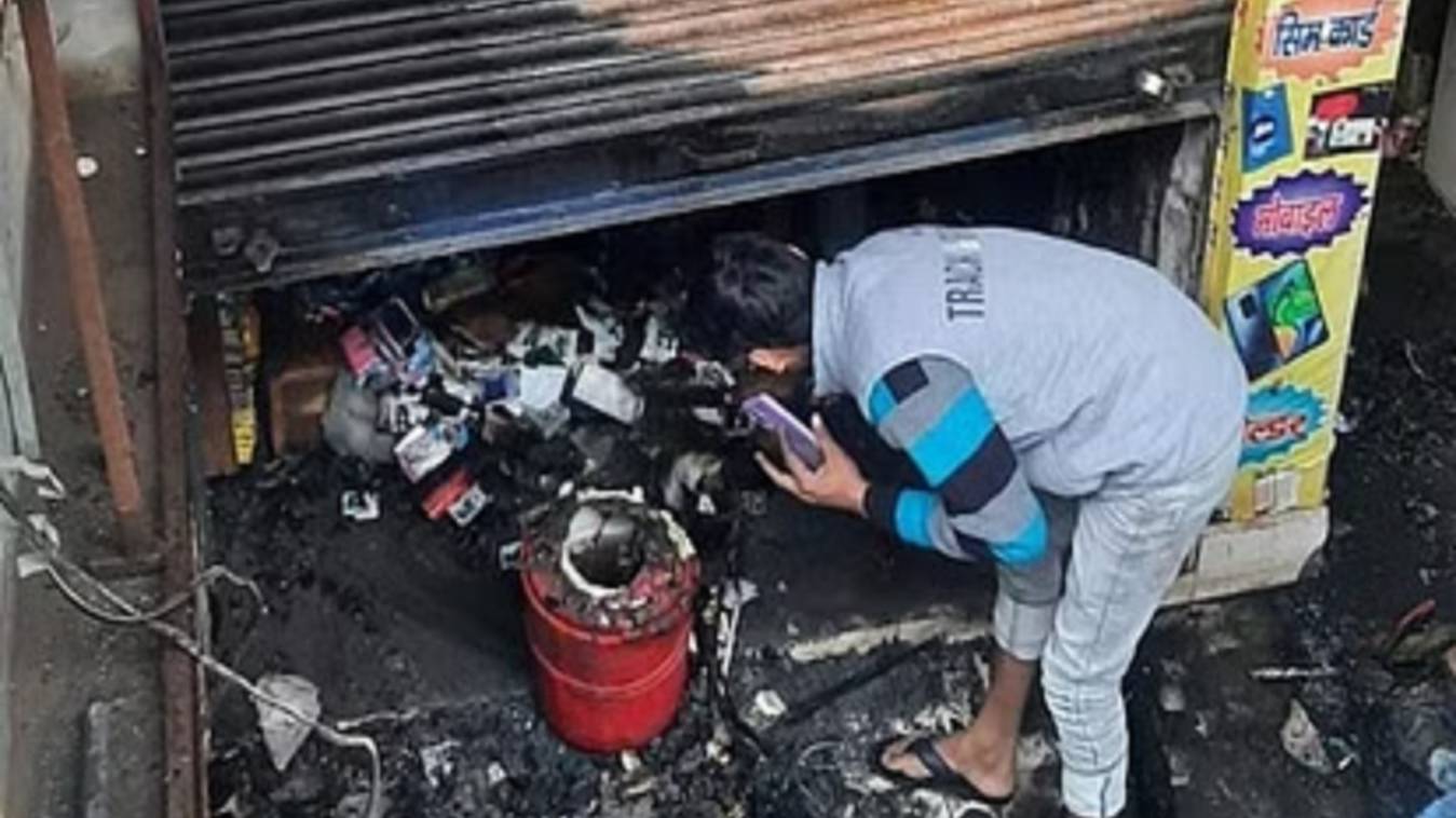मोबाइल शॉप में आग लगने से लाखों का सामान जलकर राख