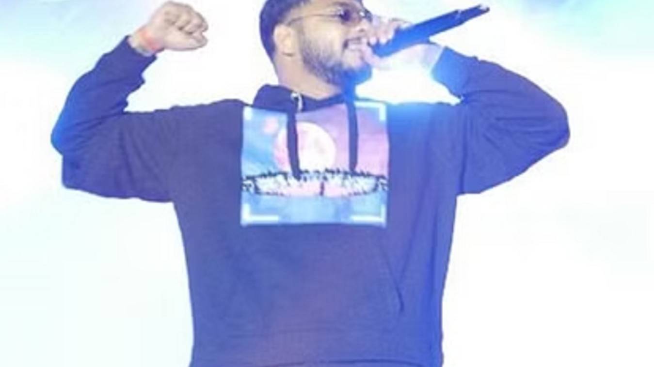 IIT BHU में रैपर रफ्तार को छोड़ना पड़ा मंच, पुलिस ने नाइट शो बंद कराया