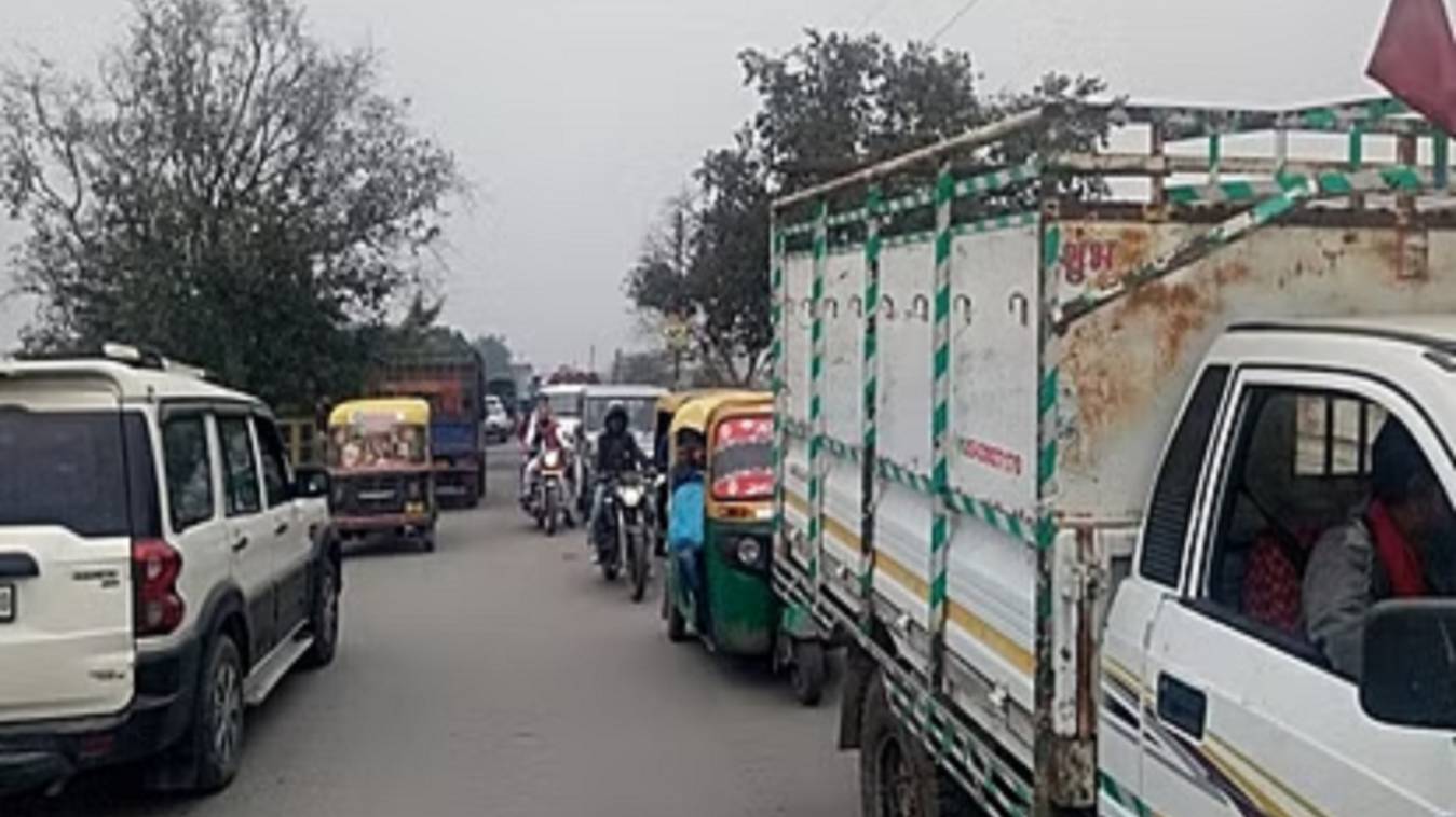 राजघाट पुल पर भीषण जाम, राहगीर परेशान 