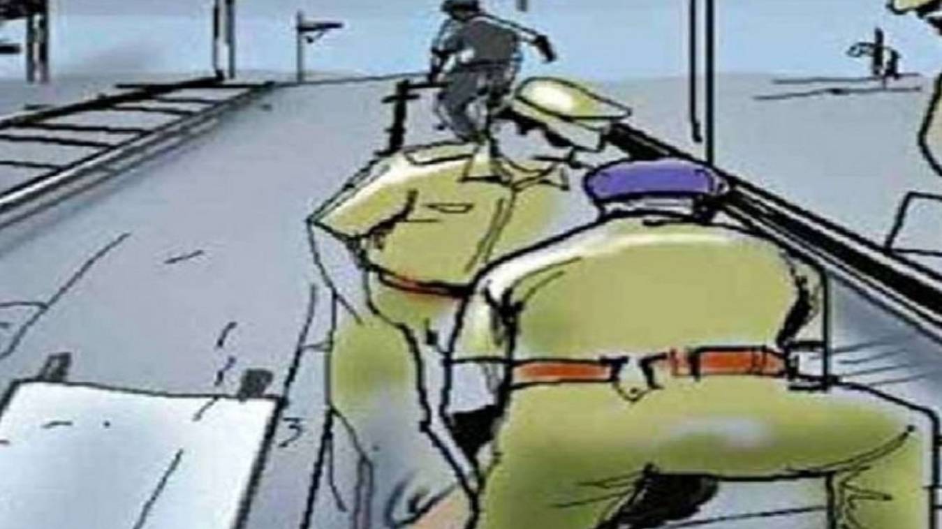 आर्थिक तंगी के चलते युवक ने ट्रेन के आगे कूदकर दी जान