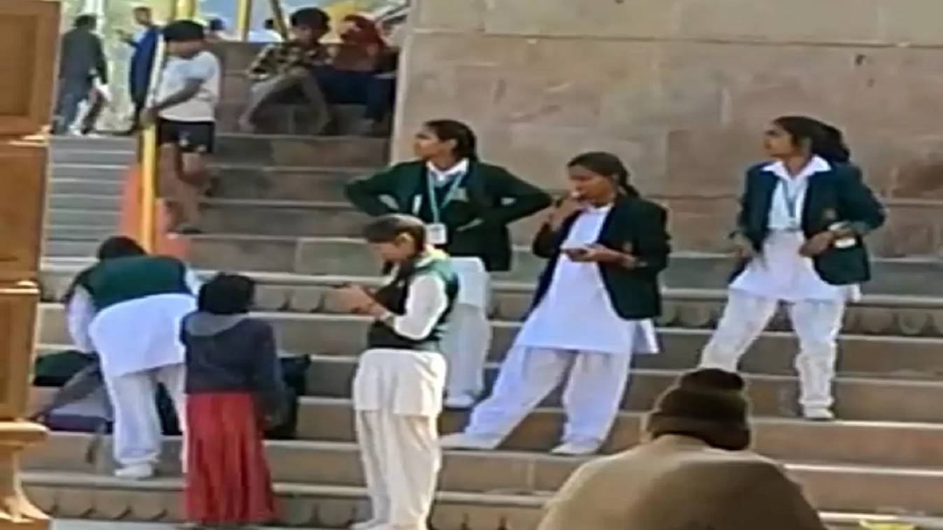 वाराणसी के अस्सी घाट पर खुलेआम सिगरेट का कश लगाती दिखीं छात्राएं