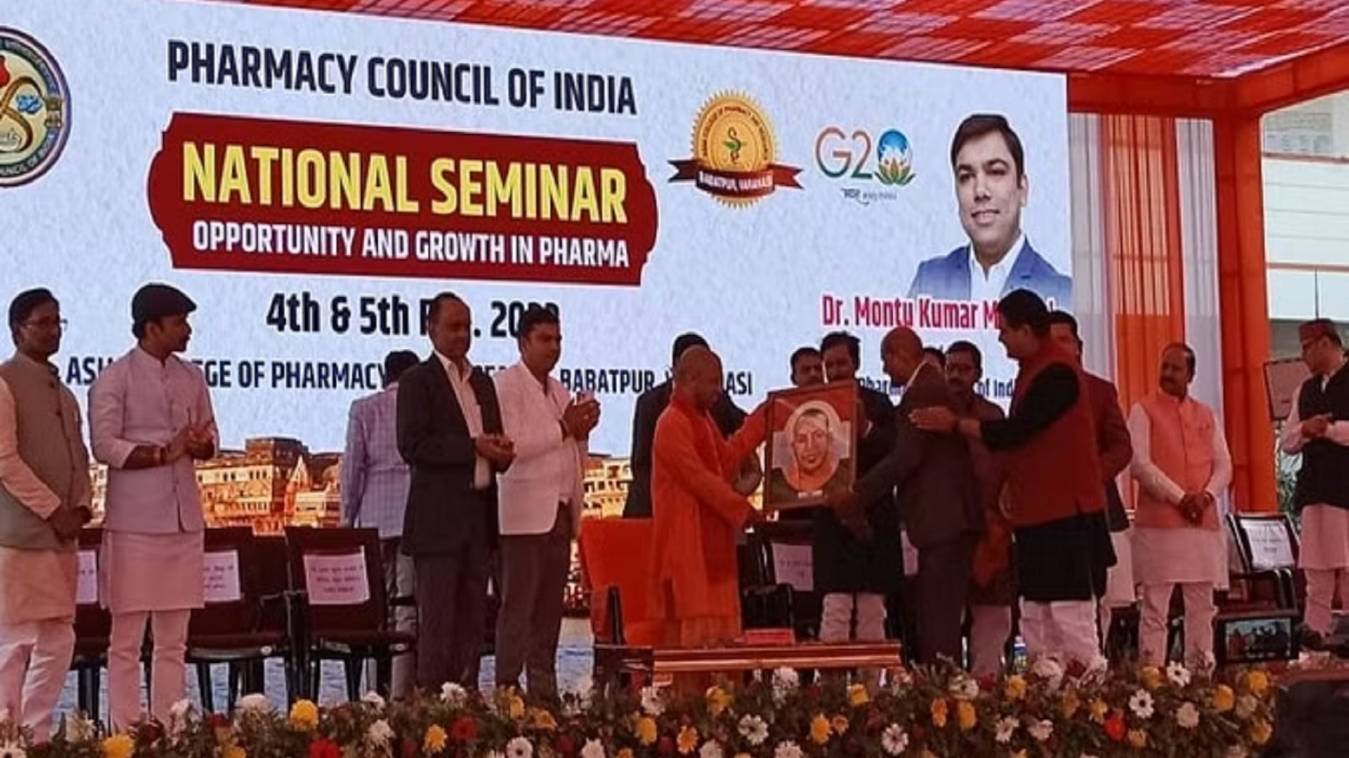 वाराणसी पहुंचे सीएम योगी, औषधि के राष्ट्रीय सेमिनार का किया उद्घाटन