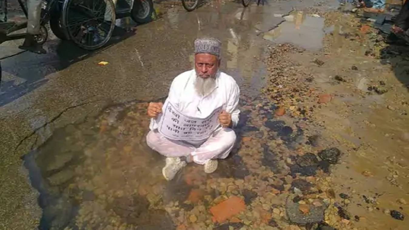 वाराणसी : पानी भरे गड्ढे में बीच सड़क लेटकर पूर्व पार्षद ने किया प्रदर्शन, बोले- ठीक नहीं हुआ तो आत्मदाह कर लूंगा