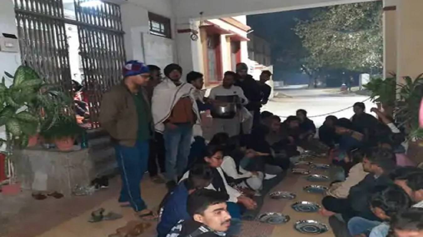 BHU में धरने पर बैठे शोधार्थी, सुरक्षाकर्मियों पर छात्राओं के साथ अभद्रता का लगाया आरोप 