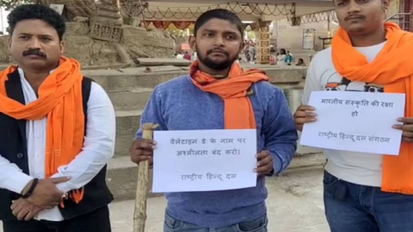 Valantine Day पर वाराणसी के गंगा घाटों पर दिखी अश्लीलता तो खैर नहीं, लाठी-डंडों के साथ घूम रहे हिंदू संगठनों के कार्यकर्ता