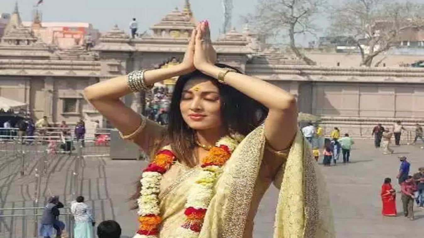 टीवी सीरियल अभिनेत्री विदिशा ने बाबा धाम में लगाई हाजिरी, भव्यता देखकर हुईं अविभूत 