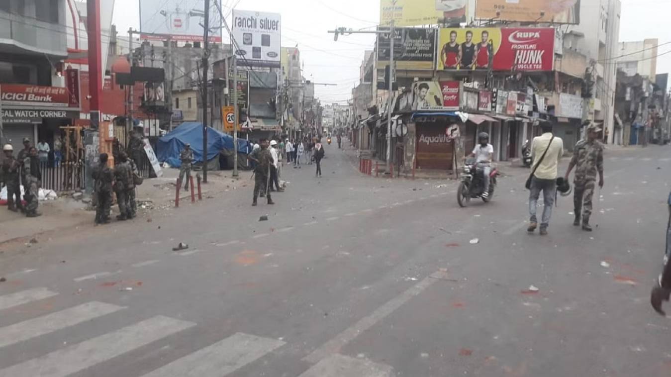 झारखंड के पलामू में मस्जिद चौराहे पर बवाल, 2 पक्षों में पत्थरबाजी, दुकानें फूंकी; धारा 144 लगाई, इंटरनेट बंद