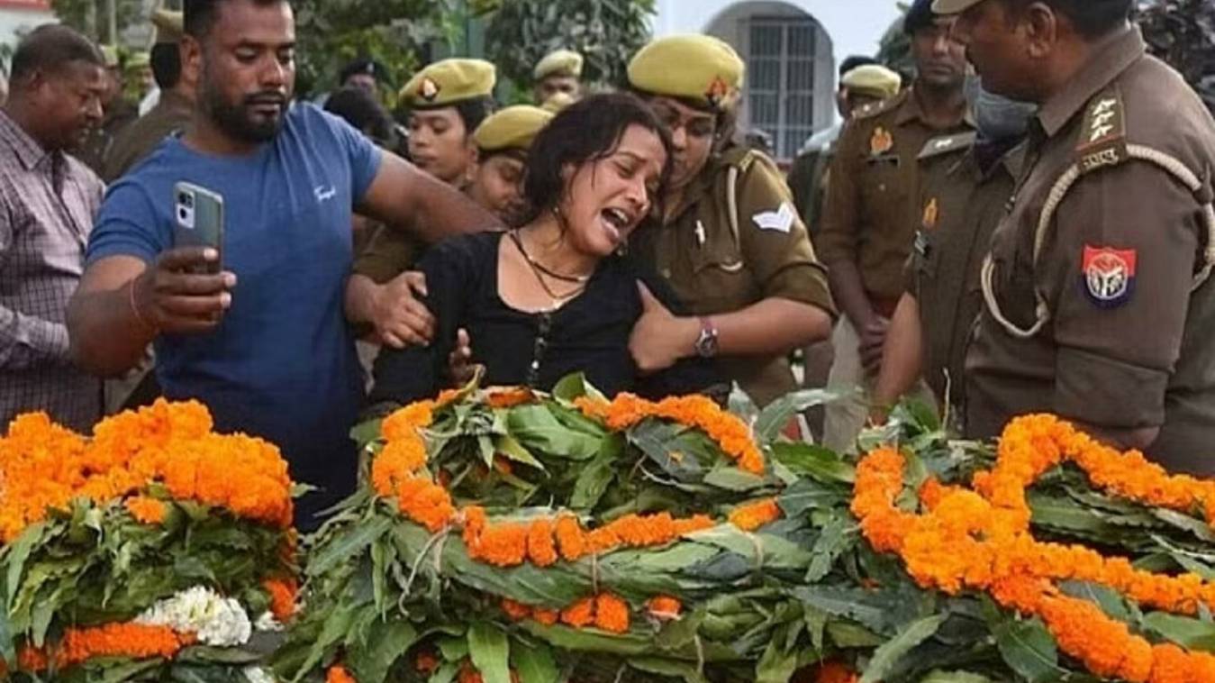 उमेश पाल हत्याकांड: आजमगढ़ में गनर संदीप पंचतत्व में विलीन, मुखाग्नि के बाद रो पड़े पिता