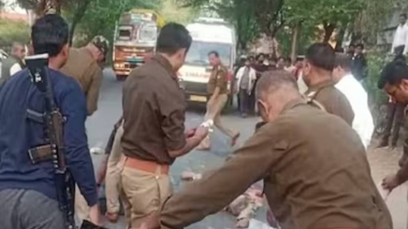 महोबा सड़क हादसा: ट्रक ने टक्कर के बाद स्कूटी को दो किलोमीटर तक घसीटा, दादा और पोते की मौत