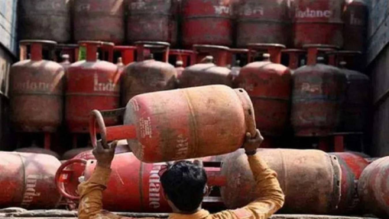 होली से पहले रसोई गैस सिलेंडर में महंगाई की लगी आग 