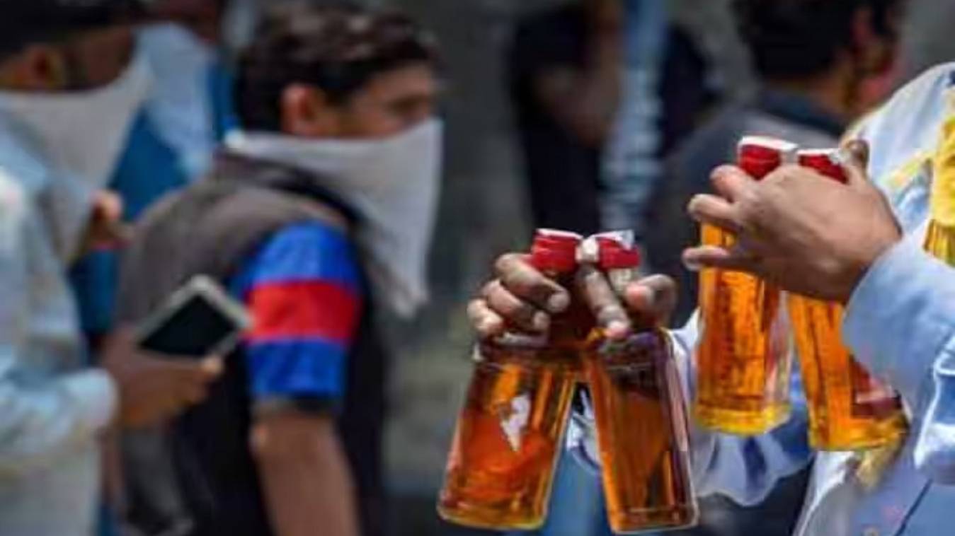 होली पर रंग और गुलाल के साथ बनारसियों ने जमकर छलकाए जाम