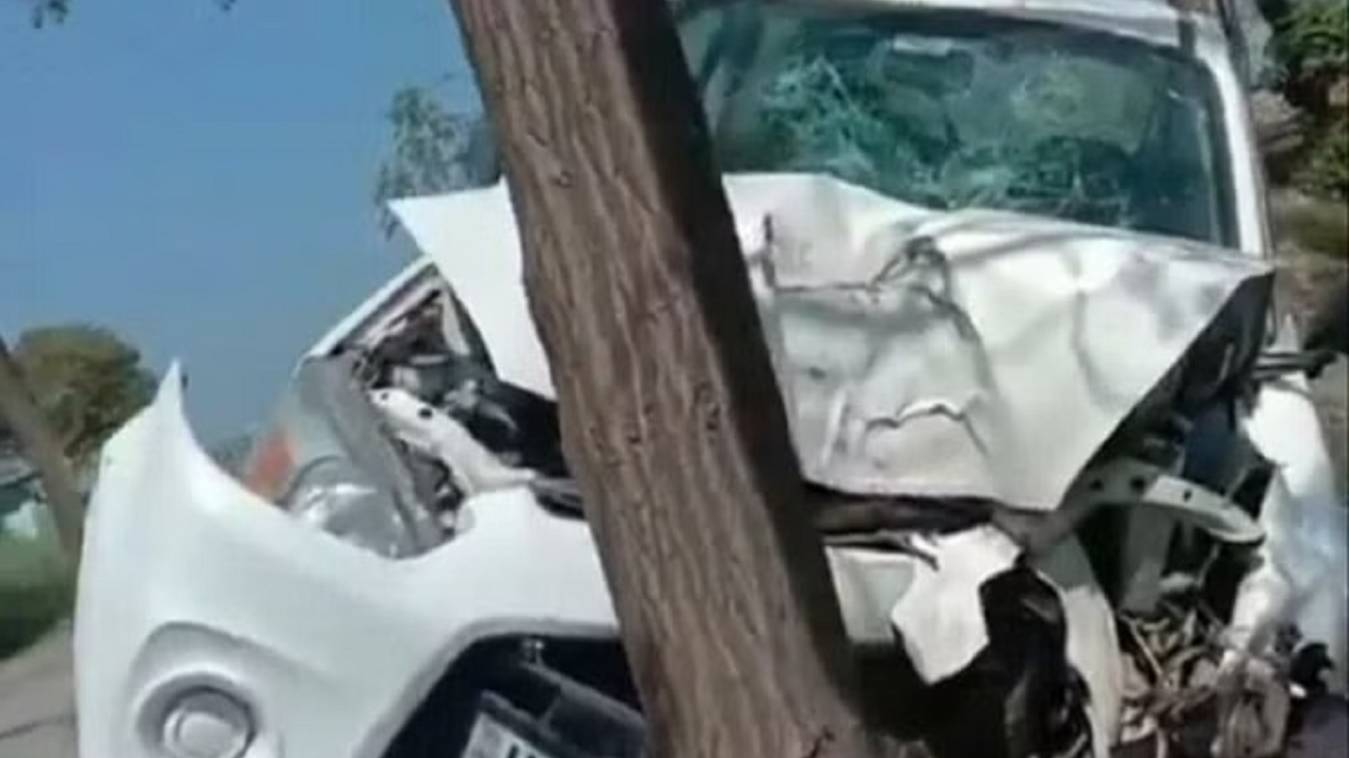 बारात में शामिल होकर लौट रहे तीन दोस्तों की कार पेड़ से टकराई, एक की मौत, दो गंभीर