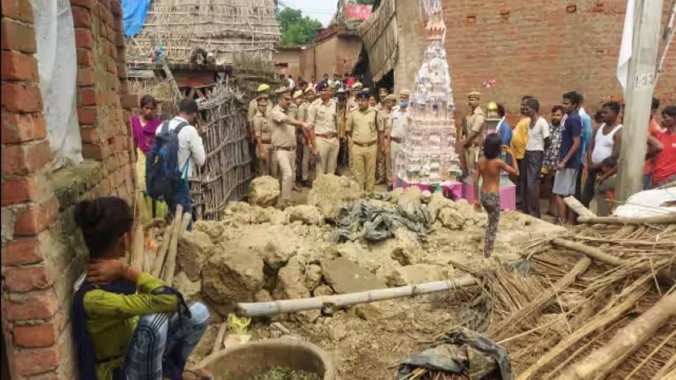 आजमगढ़ में भरभराकर गिरी कच्ची दीवार, मलबे में दबने से एक अधेड़ की मौत, परिजनों में कोहराम