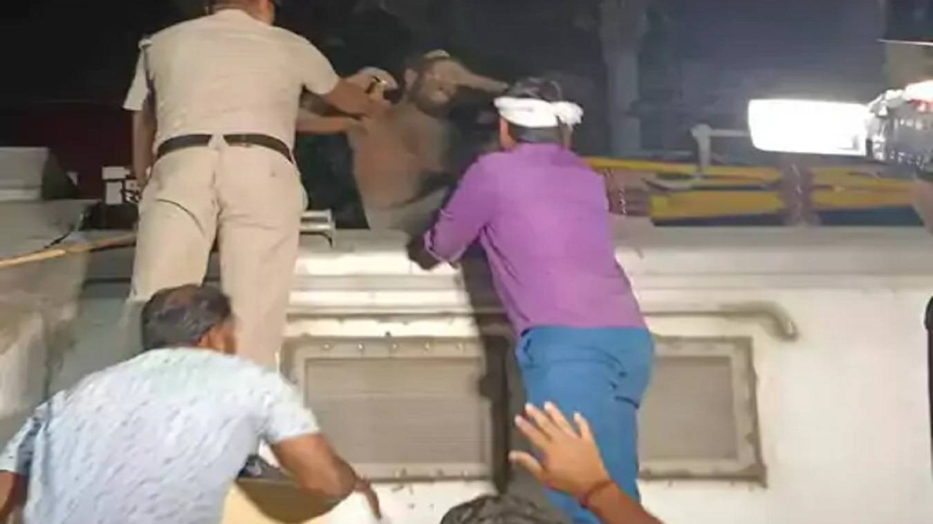 varanasi: नग्न अवस्था में ट्रेन के इंजन के ऊपर चढ़ा युवक, मचा हड़कंप 