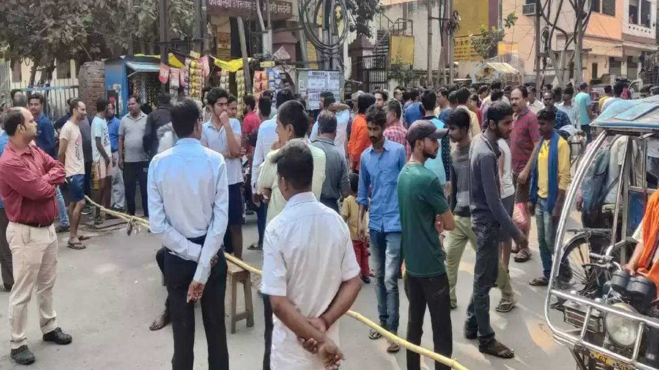 बिजली-पानी को तरस गई काशी, बिजली विभाग के खिलाफ प्रदर्शन, चक्का जाम