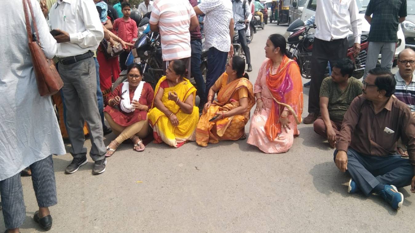 बिजली कर्मचारियों की हड़ताल से जबरदस्त बिजली संकट, सड़कों पर उतरी महिलाएं, जगह-जगह किया चक्काजाम