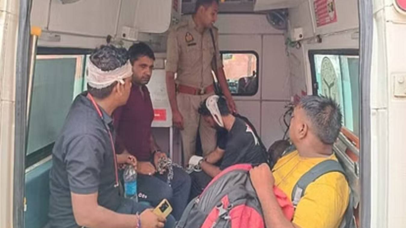 पूर्वांचल एक्सप्रेस-वे पर दिल्ली जा रही पुलिस कर्मियों की पलटी कार, छह पुलिसकर्मी घायल