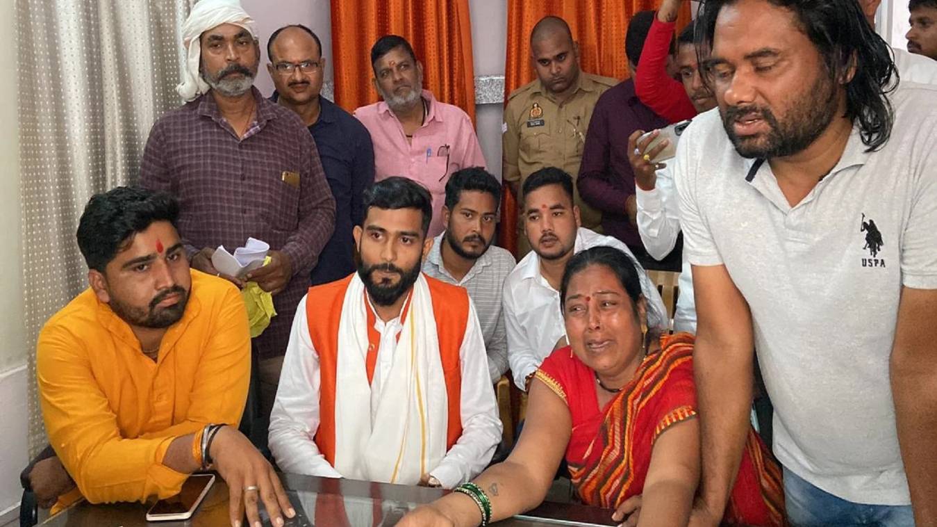 आकांक्षा दुबे की मां ने पुलिस पर लगाया सिंगर समर सिंह को बचाने का आरोप