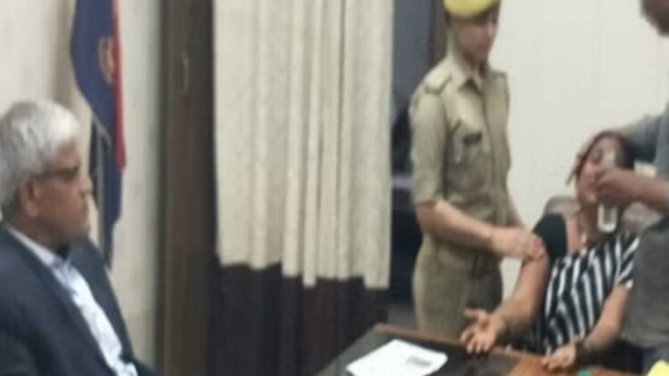 पुलिस आयुक्त से न्याय की गुहार लगाई आकांक्षा दुबे की मां, कहा, 'मेरी बेटी को इंसाफ दीजिए साहेब', 