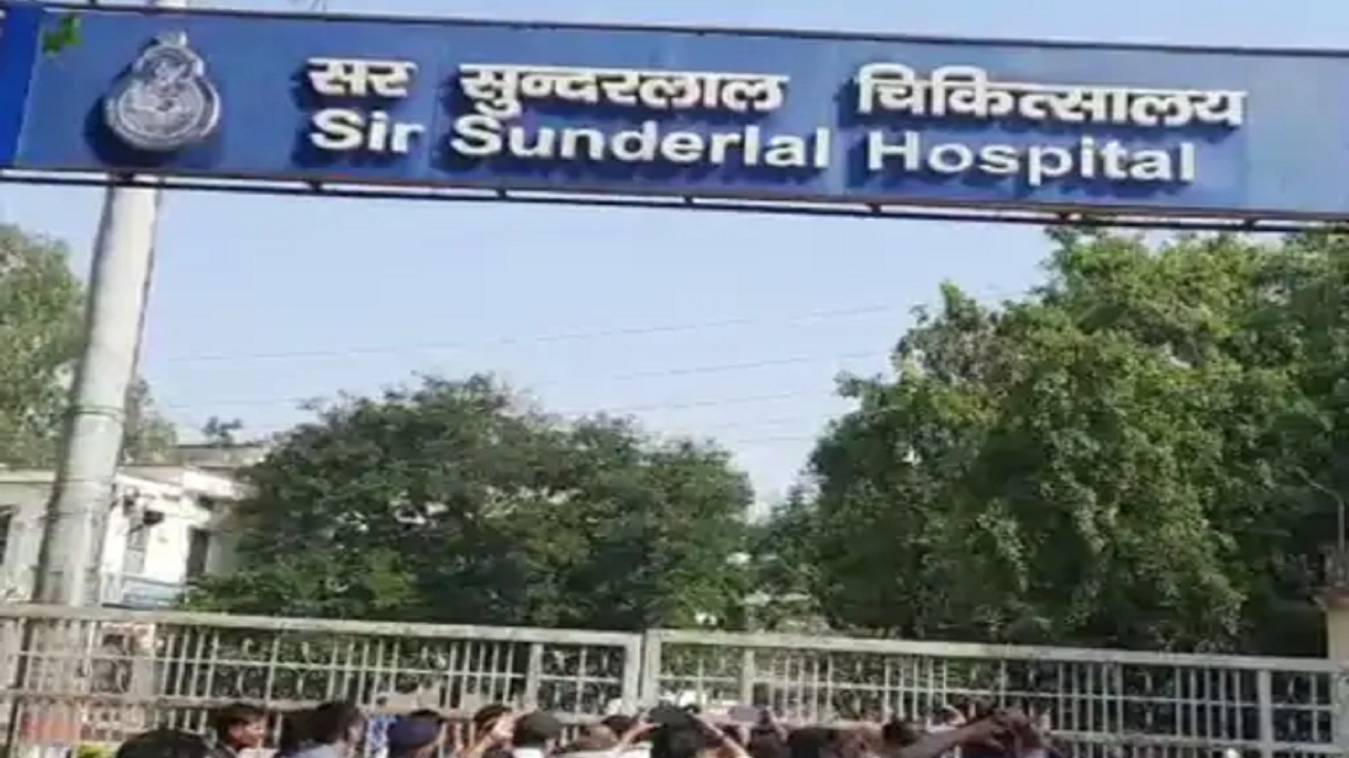 BHU अस्पताल में इंजेक्शन लगाने के बाद बच्चे की मौत, परिजनों ने मुख्य गेट को बंद कर लगाई न्याय की गुहार