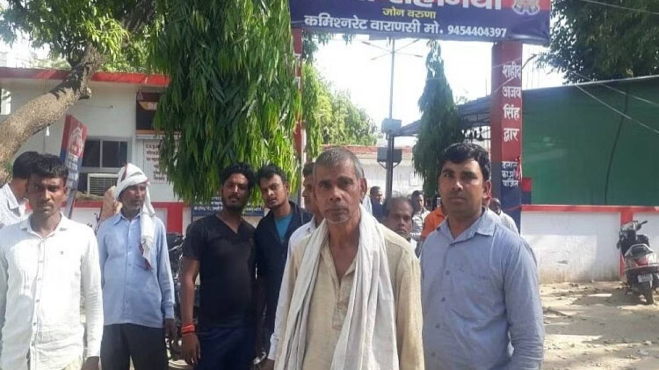 varanasi: 56 घंटे बाद पावर लूम मैकेनिक के रूप में पिता ने की शिनाख्त