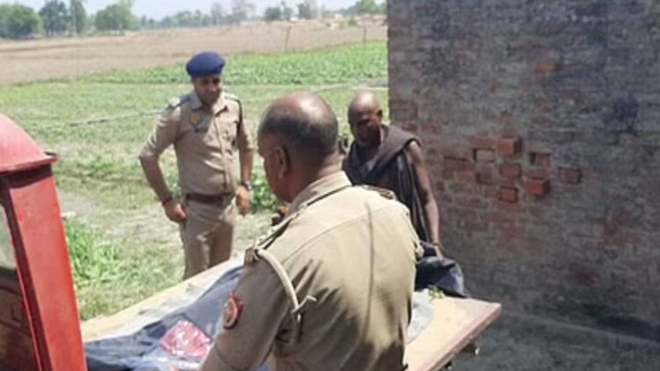 varanasi: महिला की अर्धनग्न हाल में मिली लाश, दुष्कर्म के बाद हत्या करने की आशंका