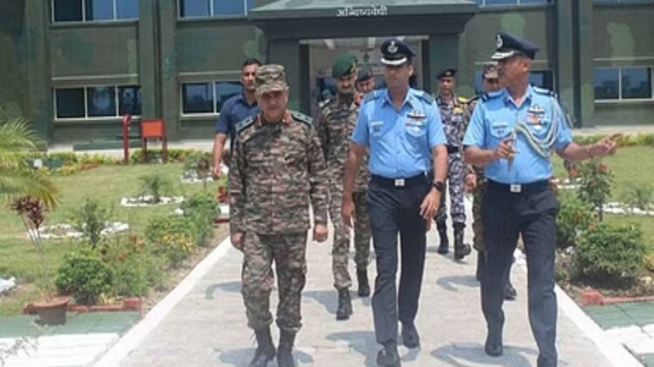 CDS अनिल चौहान ने उत्तर बंगाल के फॉरवर्ड क्षेत्रों का किया दौरा, सैनिकों का बढ़ाया मनोबल