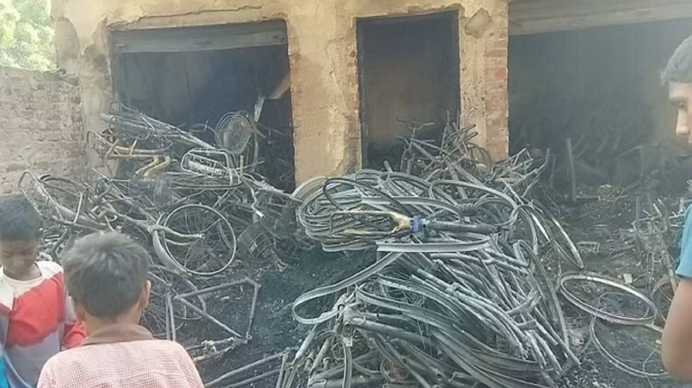 Mau: शॉर्ट सर्किट से दुकान में लगी आग, 400 साइकिल जलकर हुआ खाक