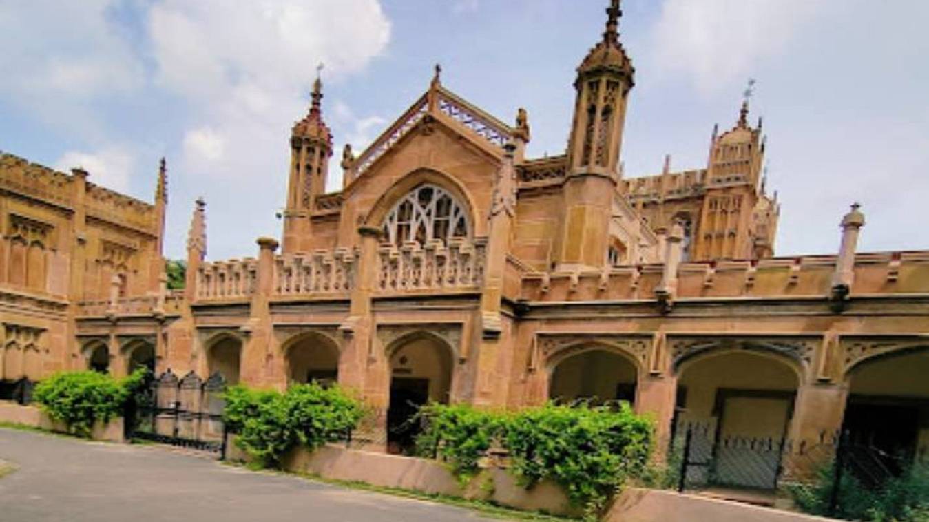 संस्कृत विश्वविद्यालय: कैंपस में पशु दिखने पर कटेगा प्रोफेसर का वेतन